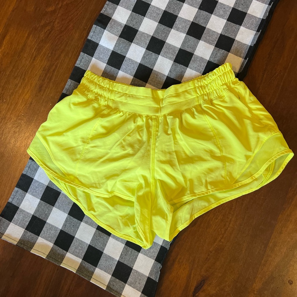 Lululemon Hotty Hot 2.5” Shorts Low Rise